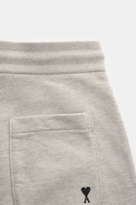 Ami Paris Sweathose 'Quota' grau meliert shown from a close-up rear side perspective, featuring elastic waistband, back pocket with logo stitching, soft elastic cotton fabric.

<p>Komfort trifft auf Pariser Lässigkeit: Die 'Quota' Sweathose von AMI PARIS 