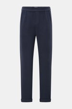 Frontansicht der 04651/ A trip in a bag Baumwollhose navy aus softem Baumwoll-Jersey mit doppelter Bundfalte, Side-Adjustern und schmal zulaufendem Tapered Fit.