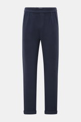 Frontansicht der 04651/ A trip in a bag Baumwollhose navy aus softem Baumwoll-Jersey mit doppelter Bundfalte, Side-Adjustern und schmal zulaufendem Tapered Fit.