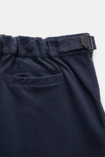04651/ A trip in a bag Baumwollhose navy, Detailaufnahme von hinten oben mit doppelter Bundfalte, Side-Adjuster, Leistentasche, softem Baumwoll-Jersey und elastischem Bund.