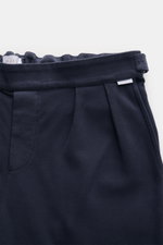 04651/ A trip in a bag Baumwollhose navy, Detailaufnahme von oben, doppelte Bundfalte, Side-Adjuster, weicher Baumwoll-Jersey mit Stretch.