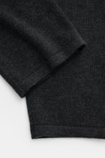 von Braun Cashmere Jogpants dunkelgrau meliert, Detailaufnahme von oben, weicher Strick aus reinem mongolischem Cashmere, elastischer Bund, gerader Schnitt, sportiver Komfort