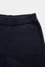 Nahaufnahme der von Braun Cashmere Jogpants navy aus reinem, weichem mongolischem Cashmere mit elastischem Bund, angedeutetem Eingriff und schrägen Hüfttaschen, gerader Schnitt, fotografiert von vorne.