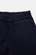 Alt tag (125 characters max): Close-up front view of von Braun Cashmere jogger pants navy with elastic waistband, drawstring, and angled hip pocket.

Description for detailed content:
<p>VON BRAUN focuses on sporty comfort with these soft, warm cashmere j