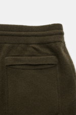 Close-up, top-back view of von Braun Cashmere jogger pants dark olive showing elasticated waistband, soft pure cashmere knit, and rear hip pocket.

<p>VON BRAUN focuses on sporty comfort with these soft, warm cashmere jogger pants made from high-quality