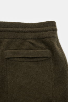 Close-up, top-back view of von Braun Cashmere jogger pants dark olive showing elasticated waistband, soft pure cashmere knit, and rear hip pocket.

<p>VON BRAUN focuses on sporty comfort with these soft, warm cashmere jogger pants made from high-quality