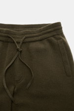 Close-up front view of von Braun Cashmere jogger pants dark olive showing high waist, elasticated waistband with drawstring, angled hip pockets, and soft cashmere knit.

<p>VON BRAUN focuses on sporty comfort with these soft, warm cashmere jogger pants 