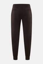 Rear view of von Braun Cashmere jogger pants dark brown, showing angled hip pockets, high waist, and tapered fit with elasticated waistband.

<p>VON BRAUN focuses on sporty comfort with these soft, warm cashmere jogger pants made from high-quality, fine c