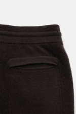 Close-up rear view of von Braun Cashmere jogger pants dark brown showing elasticated waistband and angled back pocket in soft cashmere knit.

<p>VON BRAUN focuses on sporty comfort with these soft, warm cashmere jogger pants made from high-quality, fine c