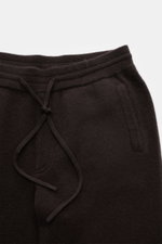 Close-up front view of von Braun Cashmere jogger pants dark brown showing elasticated waistband with drawstring and angled hip pockets. <p>VON BRAUN focuses on sporty comfort with these soft, warm cashmere jogger pants made from high-quality, fine cashmer