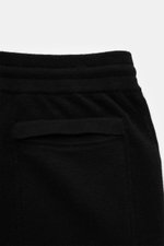 Close-up back view of von Braun Cashmere jogger pants black showing elasticated waistband and back pocket in soft black cashmere knit.

<p>VON BRAUN focuses on sporty comfort with these soft, warm cashmere jogger pants made from high-quality, fine cashmer