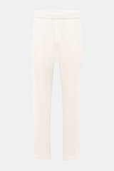 Frontansicht der 04651/ A trip in a bag Jogpants 'If' offwhite aus softem Baumwoll-Jersey mit Stretch, tapered Fit, Tunnelzugbund, französischen Taschen und fixiertem Saumaufschlag.