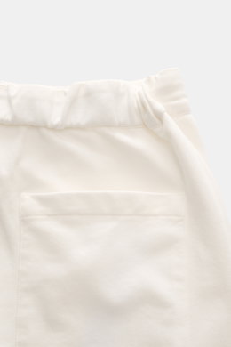 04651/ A trip in a bag Jogpants 'If' offwhite, Detailaufnahme von hinten oben, teilelastischer Bund, Gesäßtasche, Baumwoll-Jersey, komfortabel.