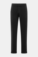 Schwarz fotografierte 04651/ A trip in a bag Jogpants 'If' frontal mit softem Baumwoll-Jersey, tapered Fit, elastischem Bund und Saumaufschlag.