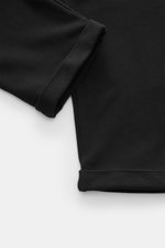 Schwarz fotografierte Detailaufnahme der Beinabschlüsse der 04651/ A trip in a bag Jogpants 'If' schwarz aus softem Baumwoll-Jersey mit fixiertem Saumaufschlag.