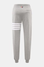 Thom Browne Sweathose grau meliert, Rückansicht, slim fit, elastischer Bund mit Tunnelzug, französische Taschen, 4 weiße Streifen, Rippbündchen.