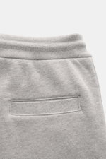 Nahaufnahme der Taille und Gesäßtasche der Thom Browne Sweathose grau meliert, Slim Fit aus weicher Baumwolle mit elastischem Bund.