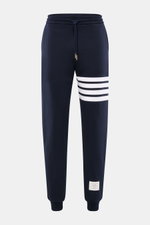 Frontansicht der Thom Browne Sweathose navy mit elastischem Bund, Tunnelzug, markentypischem weißen Streifen-Detail, slim Fit und Rippbündchen.