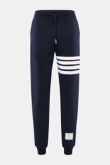 Frontansicht der Thom Browne Sweathose navy mit elastischem Bund, Tunnelzug, markentypischem weißen Streifen-Detail, slim Fit und Rippbündchen.