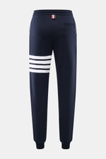 Rückansicht der Thom Browne Sweathose navy, slim Fit, kurz geschnitten mit elastischem Bund, Rippbündchen, Streifen-Detail und französischen Taschen.