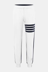 Frontale Nahaufnahme der Thom Browne Sweathose weiß/navy mit markentypischem Streifen-Detail, elastischem Bund, Tunnelzug und Rippbündchen.