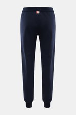 Thom Browne Sweathose weiß/navy, knöchellang, schmal zulaufend, elastischer Bund mit Tunnelzug, markentypisches Streifen-Detail, Rückansicht.