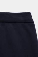 Thom Browne Sweathose weiß/navy, Detailaufnahme von elastischem Bund mit Tunnelzug, weicher Baumwolle, Rippbündchen und markentypischem Streifen-Detail.