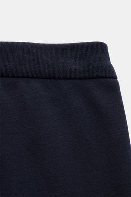 Thom Browne Sweathose weiß/navy, Detailaufnahme von elastischem Bund mit Tunnelzug, weicher Baumwolle, Rippbündchen und markentypischem Streifen-Detail.