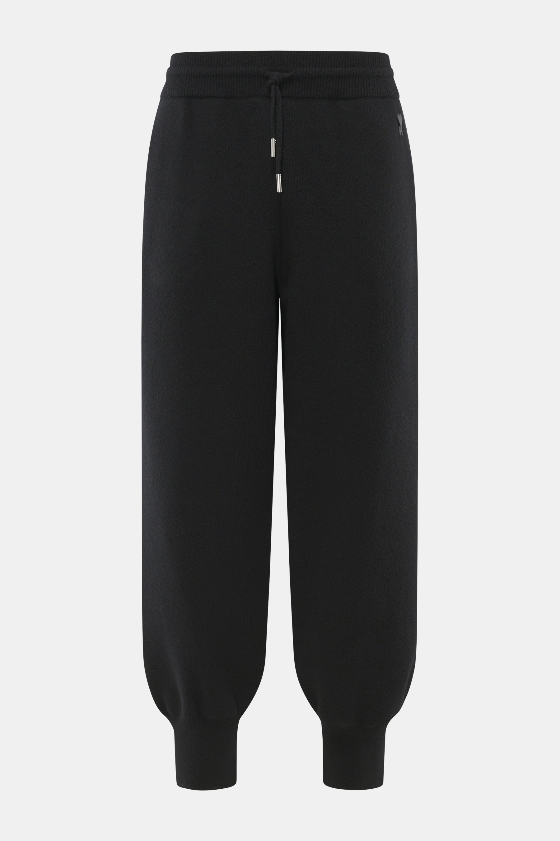 Vorderansicht der Ami Paris Merino Jogpants schwarz aus reiner Merinowolle, weicher Griff, Loose Fit, hoher Bund, elastischer Bund mit Tunnelzug, Leder-Logo, Rippbündchen, Eingrifftaschen.