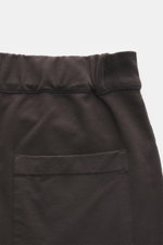 Nahaufnahme der Bund- und Gesäßtasche der dunkelbraunen 04651/ A trip in a bag Sweathose 'If', fotografiert von hinten oben, komfortabler Baumwoll-Jersey mit Stretch, schmal zulaufend, mit Tunnelzugbund und fixiertem Saumaufschlag.