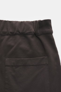 Nahaufnahme der Bund- und Gesäßtasche der dunkelbraunen 04651/ A trip in a bag Sweathose 'If', fotografiert von hinten oben, komfortabler Baumwoll-Jersey mit Stretch, schmal zulaufend, mit Tunnelzugbund und fixiertem Saumaufschlag.