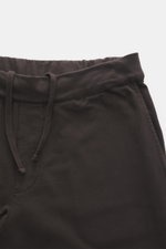 Nahaufnahme des Bunds der 04651/ A trip in a bag Sweathose 'If' dunkelbraun aus softem Baumwoll-Jersey mit Tunnelzug und Tapered Fit.