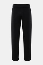 Vorderansicht der schwarzen 04651/ A trip in a bag Sweathose 'If' aus softem Baumwoll-Jersey mit tapered Fit, Tunnelzug und fixiertem Saumaufschlag.