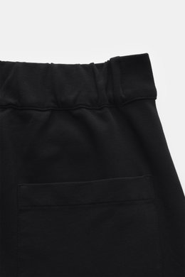 Nahaufnahme der Taille und Gesäßtasche der 04651/ A trip in a bag Sweathose 'If' schwarz aus Baumwoll-Jersey mit Tunnelzug, Front- und Gesäßtasche, fixiertem Saumaufschlag, fotografiert von oben.