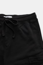Close-up front view of Stone Island Cargo-Sweatshorts 'Felpa' schwarz showing black cotton fabric, elastic waistband with drawstring, side pockets, and cargo pocket.

<p>Maximale Lässigkeit kommt mit den bequemen Sweatshorts 'Felpa' von STONE ISLAND aus r