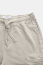 Stone Island Sweatshorts 'Felpa Bermuda' hellgrau, von oben fotografiert, aus reiner Baumwolle mit elastischem Bund, Tunnelzug, Nahttaschen, Cargo-Tasche, Kompass-Badge und Gesäßtasche mit Druckknopf.