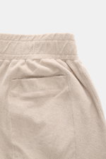 Rückansicht der beige 04651/ A trip in a bag Frottee-Shorts 'Terry' mit elastischem Bund, Leistentasche und weichem Baumwoll-Frottee.