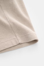 Nahaufnahme der beige 04651/ A trip in a bag Frottee-Shorts 'Terry' aus weichem Baumwoll-Frottee, sichtbare Naht und Saum, Vorderansicht.