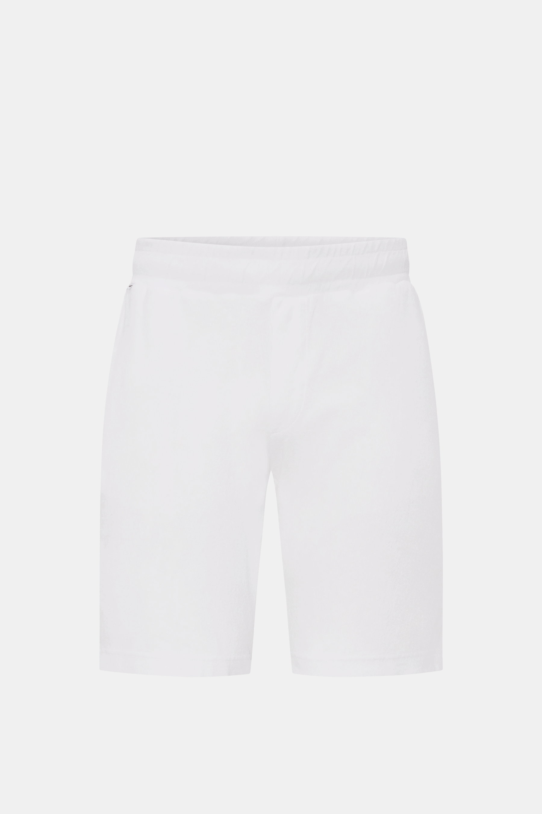 Frontale Nahaufnahme der 04651/ A trip in a bag Frottee-Shorts 'Terry' weiß aus weichem Baumwoll-Frottee, Regular Fit, elastischem Bund mit Tunnelzug, französischen Taschen, kleinem Weblabel in der Seitennaht und Leistentasche am Gesäß, garment dyed, idea