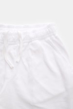 Nahaufnahme der weißen 04651/ A trip in a bag Frottee-Shorts 'Terry' aus weichem Baumwoll-Frottee mit elastischem Bund, Tunnelzug und Taschen, frontal fotografiert.