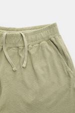 04651/ A trip in a bag Frottee-Shorts 'Terry' salbei in Nahaufnahme von oben, weicher Baumwoll-Frottee, elastischer Bund mit Tunnelzug, französische Taschen.