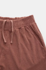 04651/ A trip in a bag Frottee-Shorts "Terry" rostbraun, frontale Nahaufnahme, weicher Baumwoll-Frottee, elastischer Bund mit Tunnelzug, französische Taschen.