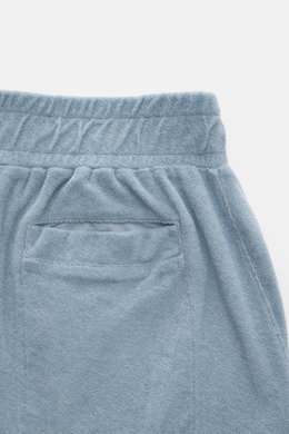 04651/ A trip in a bag Frottee-Shorts 'Terry' rauchblau, Detailansicht von hinten, weicher Baumwollstoff, elastischer Bund, Leistentasche.