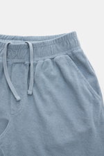 04651/ A trip in a bag Frottee-Shorts 'Terry' rauchblau, frontale Nahaufnahme, weicher Baumwoll-Frottee, elastischer Bund mit Tunnelzug, französische Taschen.