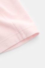 Nahe Detailansicht der roséfarbenen 04651/ A trip in a bag Frottee-Shorts 'Terry' aus weichem Baumwollfrottee mit Saumnaht.
