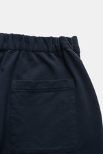 04651/ A trip in a bag Sweat-Shorts navy, Detailaufnahme von hinten oben, elastischer Bund, aufgesetzte Gesäßtasche, Baumwolle, soft und bequem.