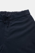 04651/ A trip in a bag Sweat-Shorts navy aus Baumwolle mit elastischem Bund, Tunnelzug und französischen Taschen, Nahaufnahme von oben.
