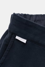 Nahaufnahme der elastischen Taille mit kleinem Weblabel der 04651/ A trip in a bag Sweat-Shorts navy aus weichem Baumwoll-Sweat, Regular Fit.