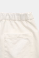 04651/ A trip in a bag Sweat-Shorts offwhite, elastischer Bund und Gesäßtasche, Detailansicht von oben, Baumwoll-Sweat mit softem Griff.