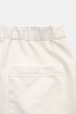 04651/ A trip in a bag Sweat-Shorts offwhite, elastischer Bund und Gesäßtasche, Detailansicht von oben, Baumwoll-Sweat mit softem Griff.